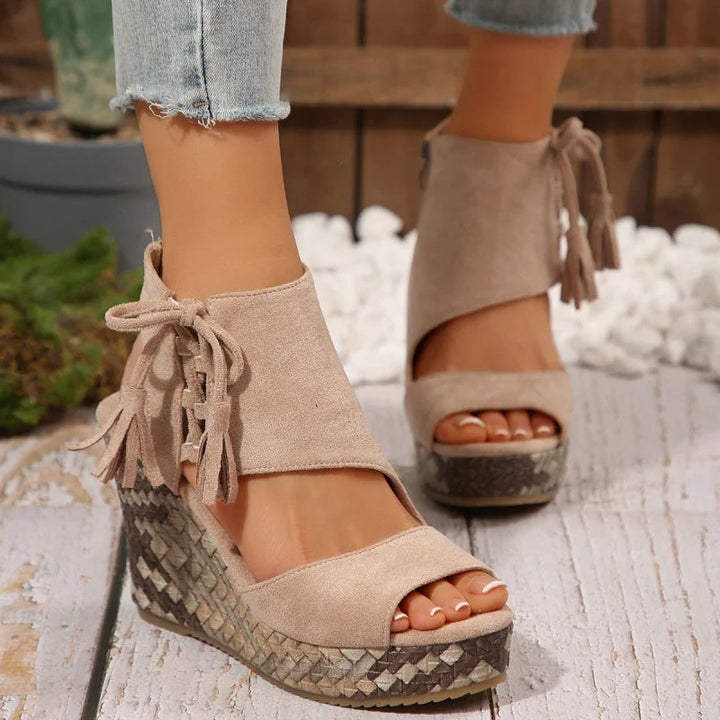 Evelin | Sandali con Zeppa con Lacci e Pompon – Eleganza e Comfort