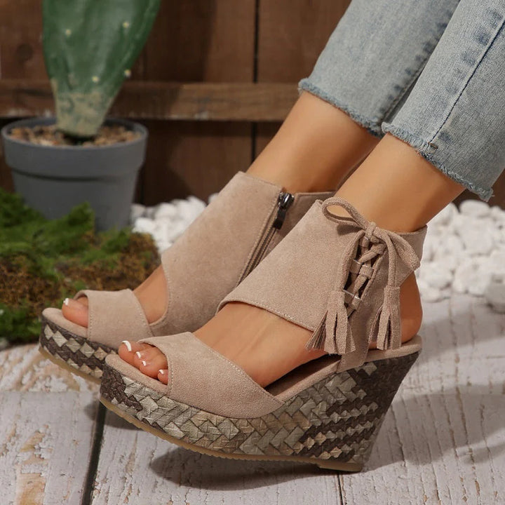 Evelin | Sandali con Zeppa con Lacci e Pompon – Eleganza e Comfort