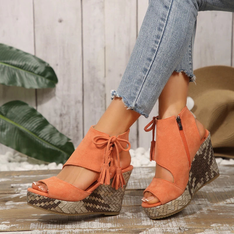 Evelin | Sandali con Zeppa con Lacci e Pompon – Eleganza e Comfort