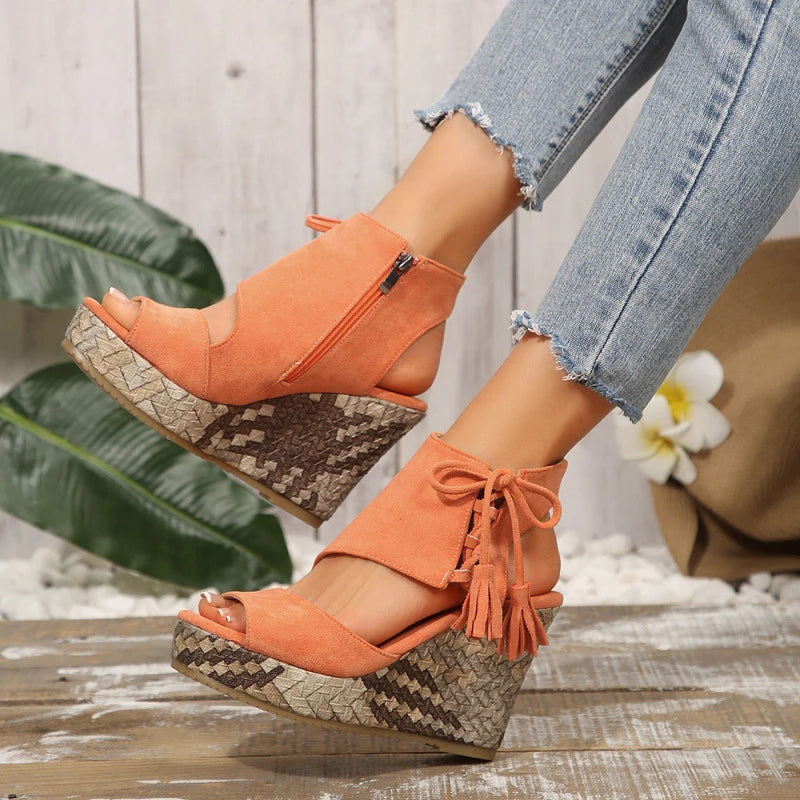 Evelin | Sandali con Zeppa con Lacci e Pompon – Eleganza e Comfort
