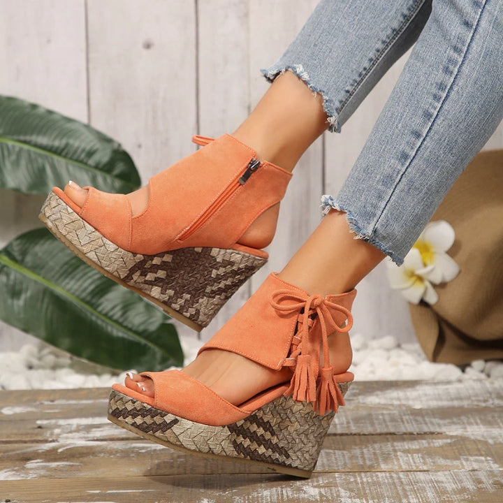 Evelin | Sandali con Zeppa con Lacci e Pompon – Eleganza e Comfort