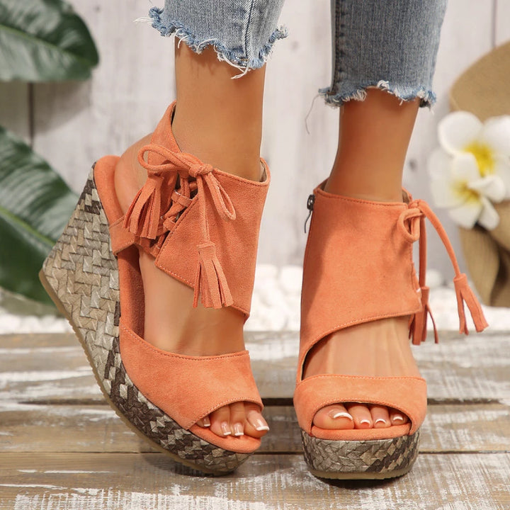 Evelin | Sandali con Zeppa con Lacci e Pompon – Eleganza e Comfort