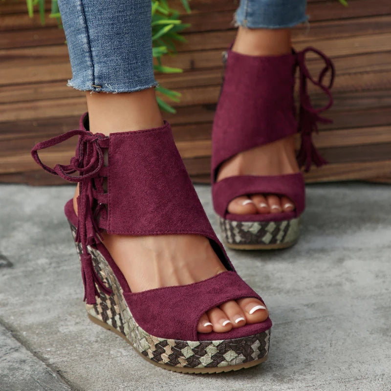 Evelin | Sandali con Zeppa con Lacci e Pompon – Eleganza e Comfort
