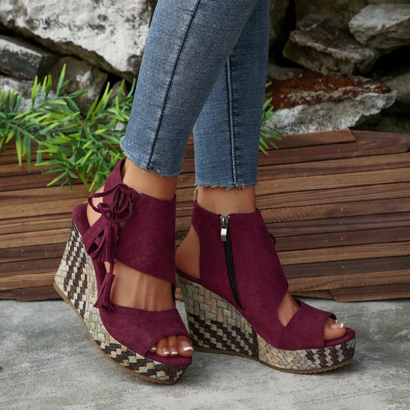 Evelin | Sandali con Zeppa con Lacci e Pompon – Eleganza e Comfort