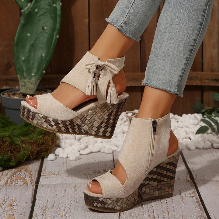 Evelin | Sandali con Zeppa con Lacci e Pompon – Eleganza e Comfort
