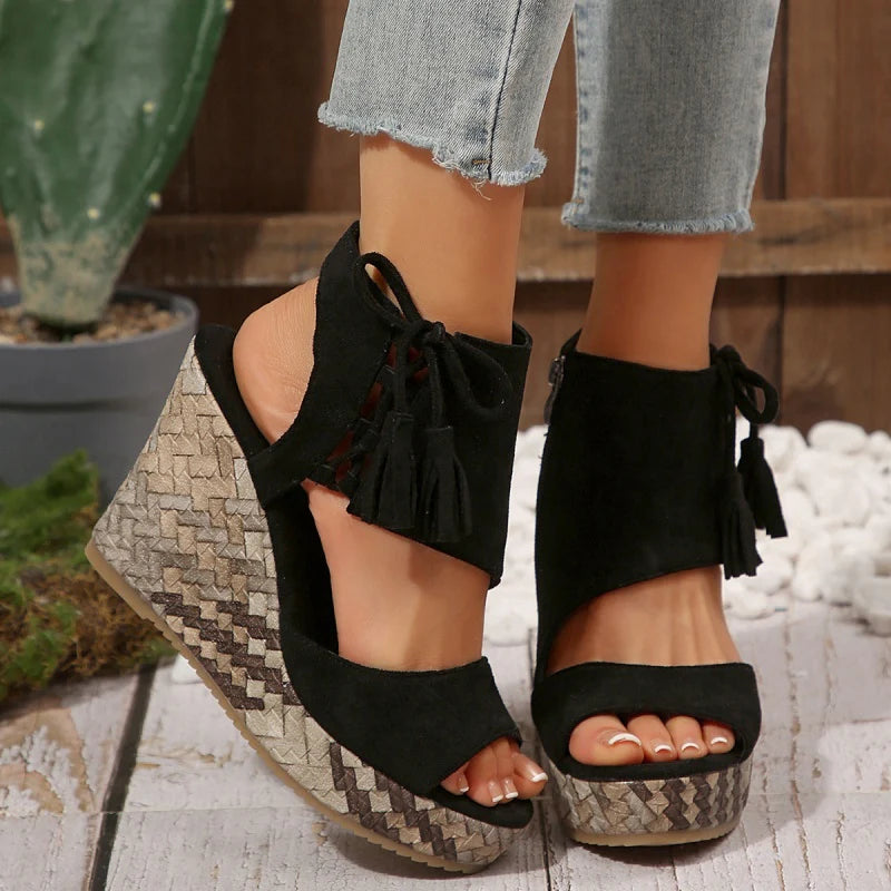 Evelin | Sandali con Zeppa con Lacci e Pompon – Eleganza e Comfort