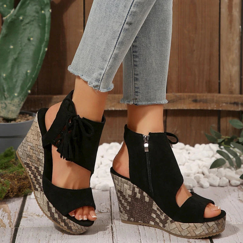 Evelin | Sandali con Zeppa con Lacci e Pompon – Eleganza e Comfort