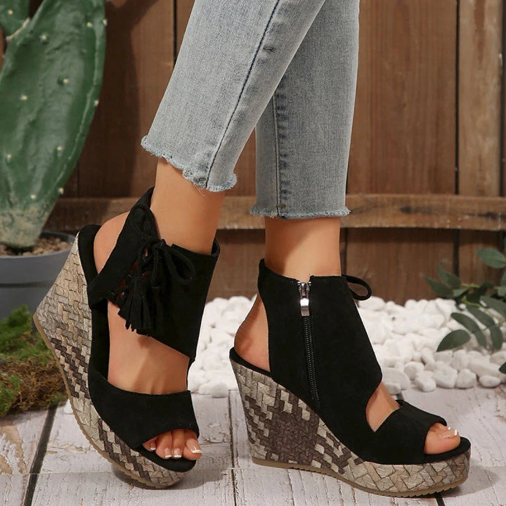 Evelin | Sandali con Zeppa con Lacci e Pompon – Eleganza e Comfort